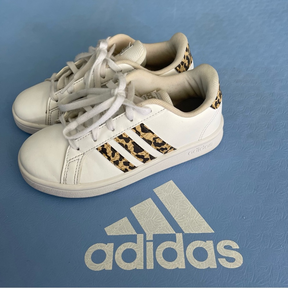 Kids EUC animal stripe adidas 12